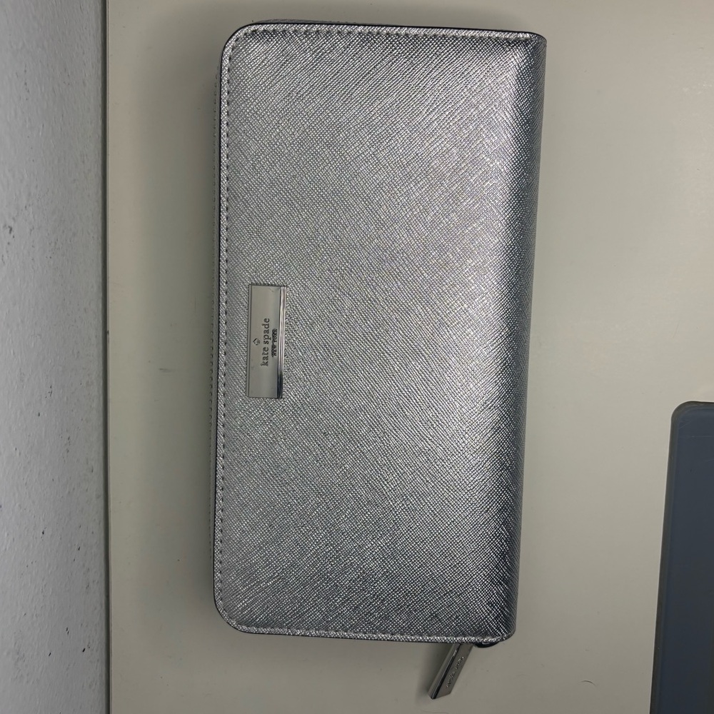 KATE SPADE BRAND NEW IN BOX SILVER KENZIE METALLIC ZIPPER WALLET CLUTCH - Picture 5 of 9